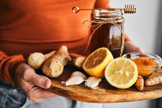 Česnek, nebo zázvor? Co vás víc podrží v sezoně virů a podpoří imunitu i celkové zdraví